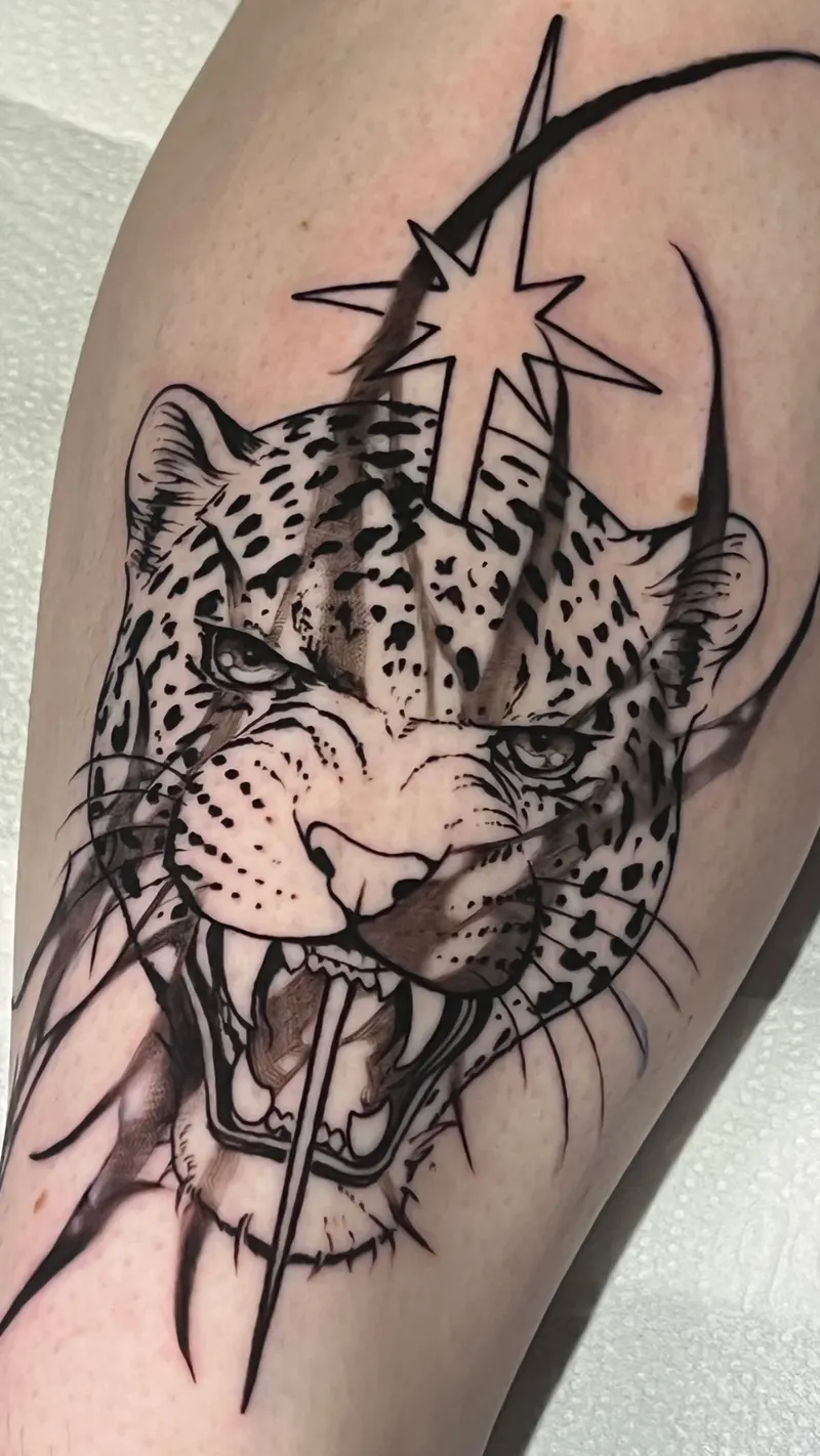Tatuagem em tinta preta de onça rugindo com estrela e traços pontiagudos na perna